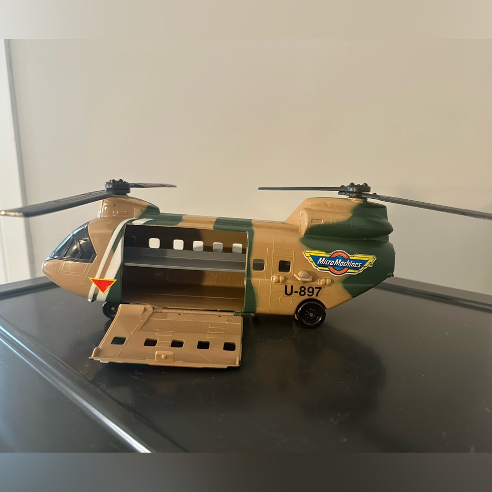 Micro Machines Military Chinook U-897 USAF Transport Chopper Helicopter Galoob
